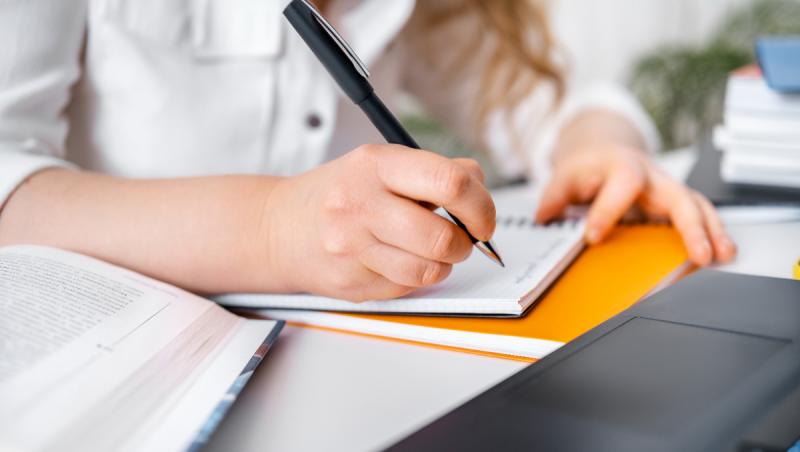 Afacere cu diplome false: o profesoară din Suceava a vândut iluzii pentru zeci de mii de euro