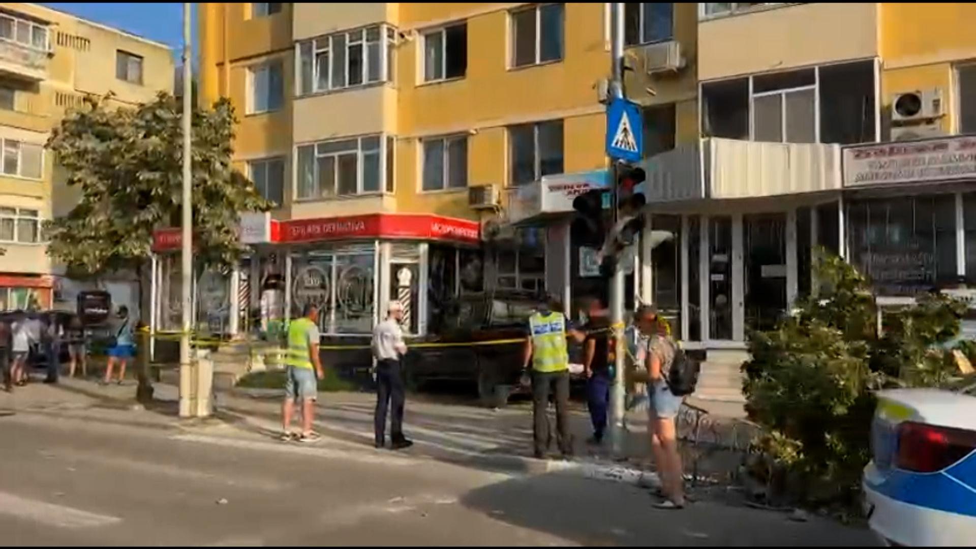 ANIMAŢIE. Femeie, strivită pe o bancă din Tulcea, de un şofer care a evitat să intre în maşina din faţă