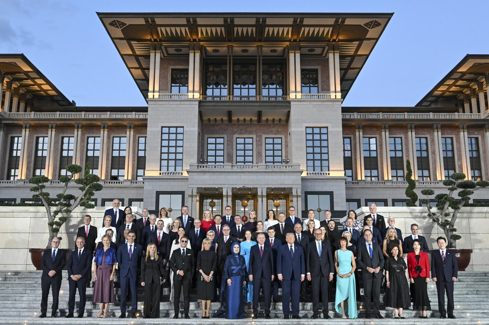 Poza de grup de la dineul liderilor NATO, 7 iulie 2026
