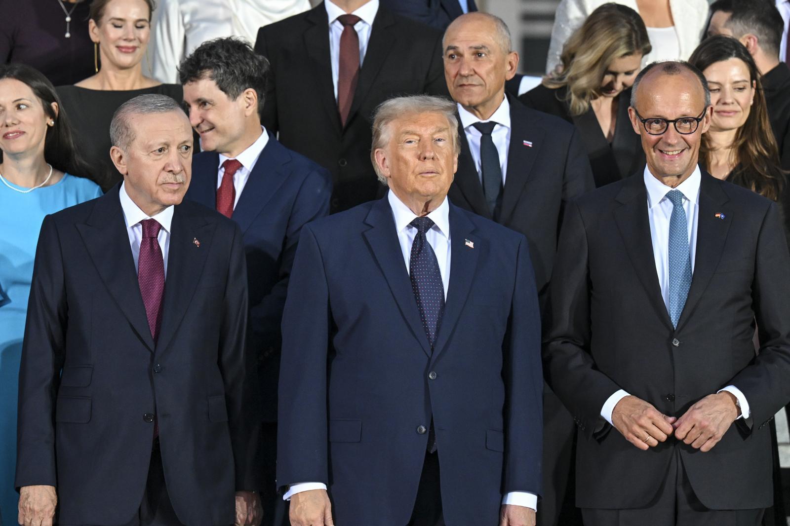 Poza de grup de la dineul liderilor NATO, 7 iulie 2026