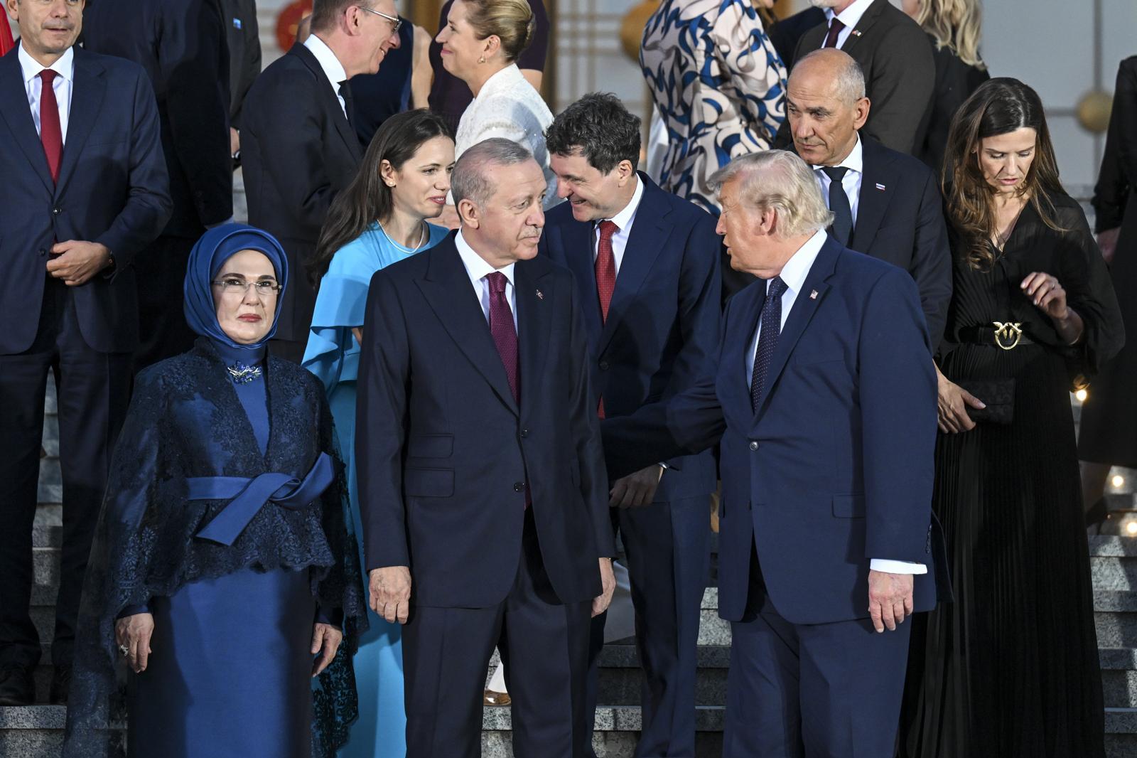 Poza de grup de la dineul liderilor NATO, 7 iulie 2026