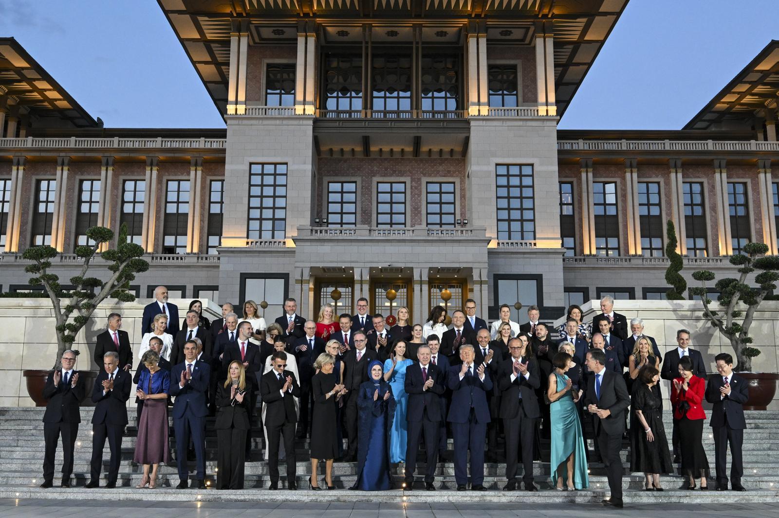 Poza de grup de la dineul liderilor NATO, 7 iulie 2026