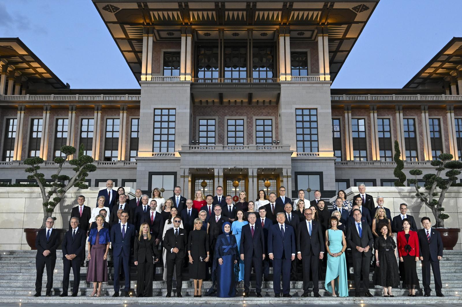 Poza de grup de la dineul liderilor NATO, 7 iulie 2026