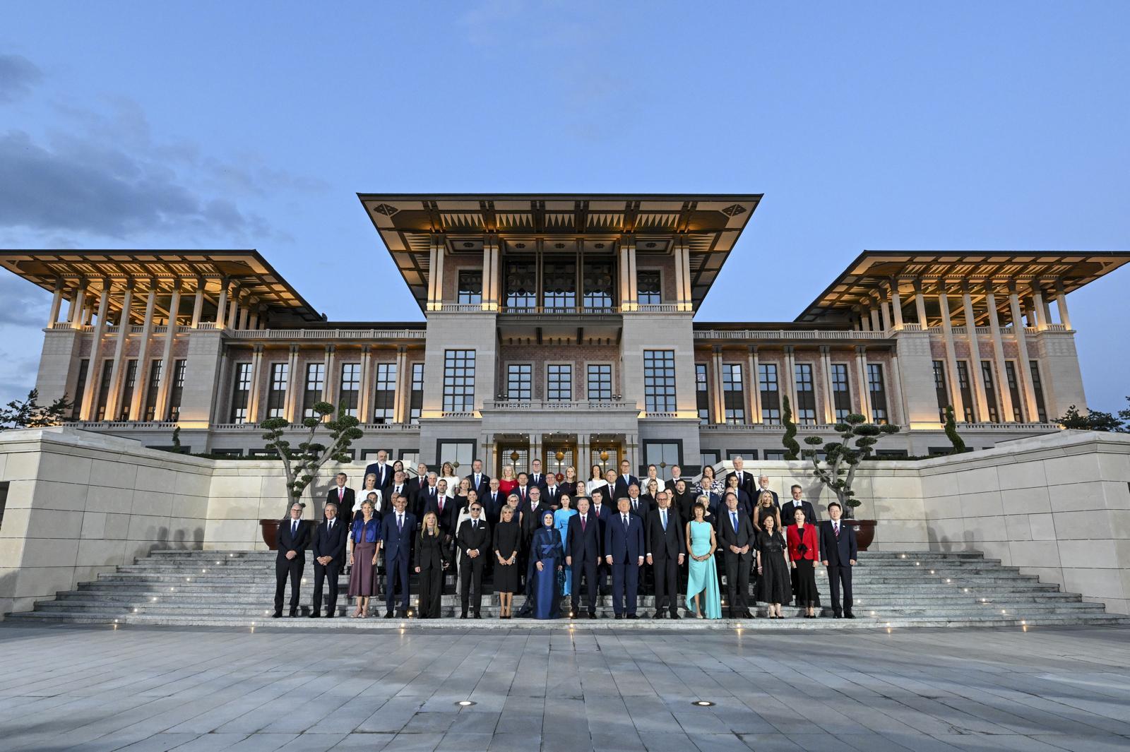 Poza de grup de la dineul liderilor NATO, 7 iulie 2026