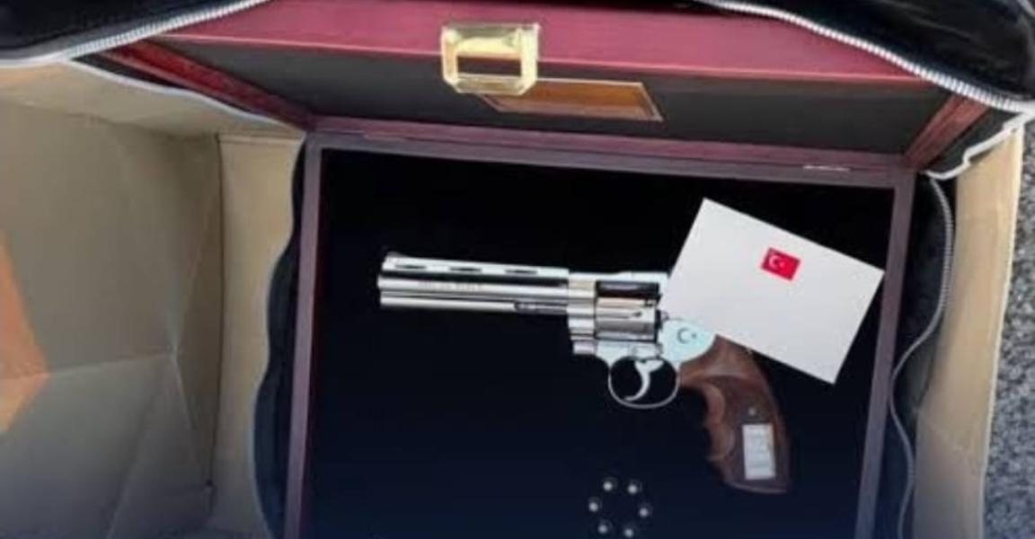Erdogan le-a oferit liderilor prezenţi la summitul NATO de la Ankara câte un pistol gravat cu numele fiecăruia