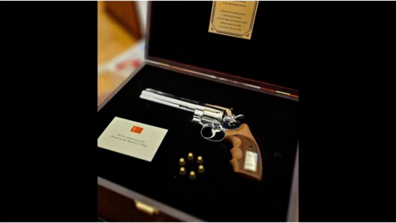 Nicuşor Dan a primit un pistol şi gloanţe de la Erdogan. Arma va fi păstrată de SPP