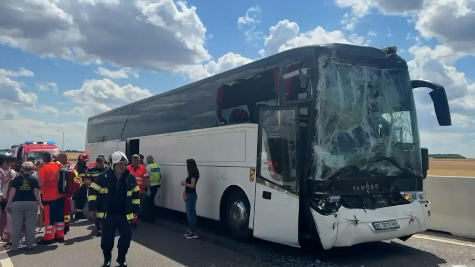 12 răniți, după ce ce un autocar şi un TIR s-au ciocnit în Călărași. A fost activat Planul Roşu de intervenţie