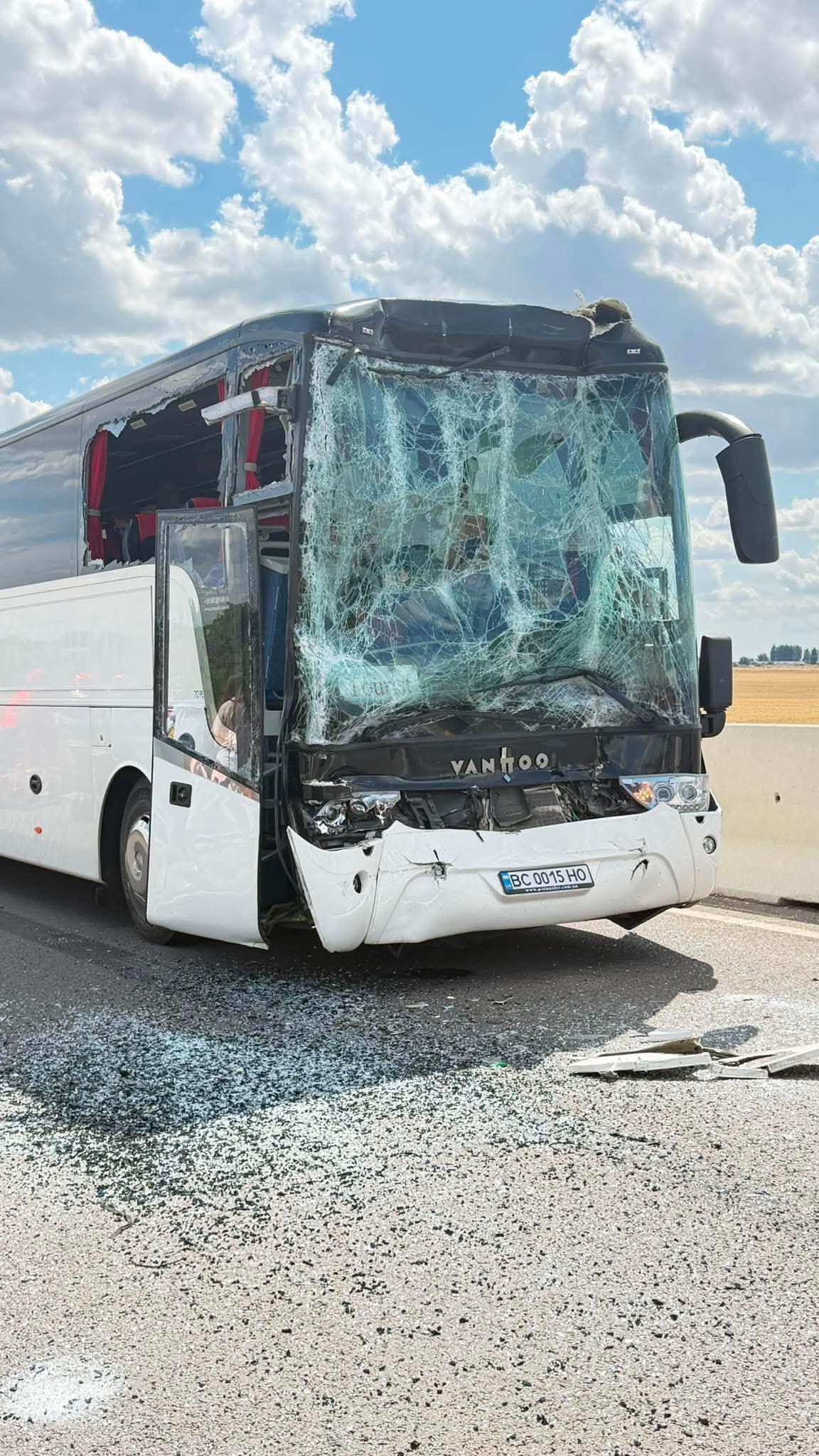 12 răniți, după ce ce un autocar şi un TIR s-au ciocnit în Călărași. A fost activat Planul Roşu de intervenţie