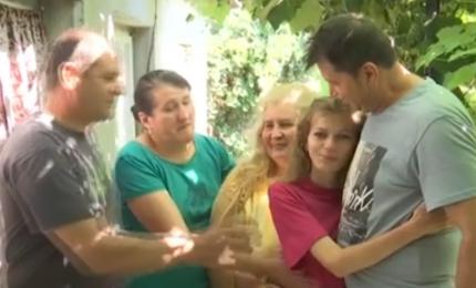 După ce a fost plimbată ani la rând între spitale, Denisa are o scolioză care o striveşte