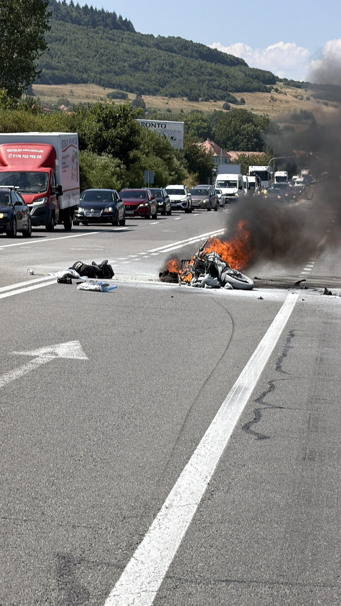 Un motociclist din Cluj a murit, după ce a luat foc în urma unui accident. Un TIR l-a izbit în plin