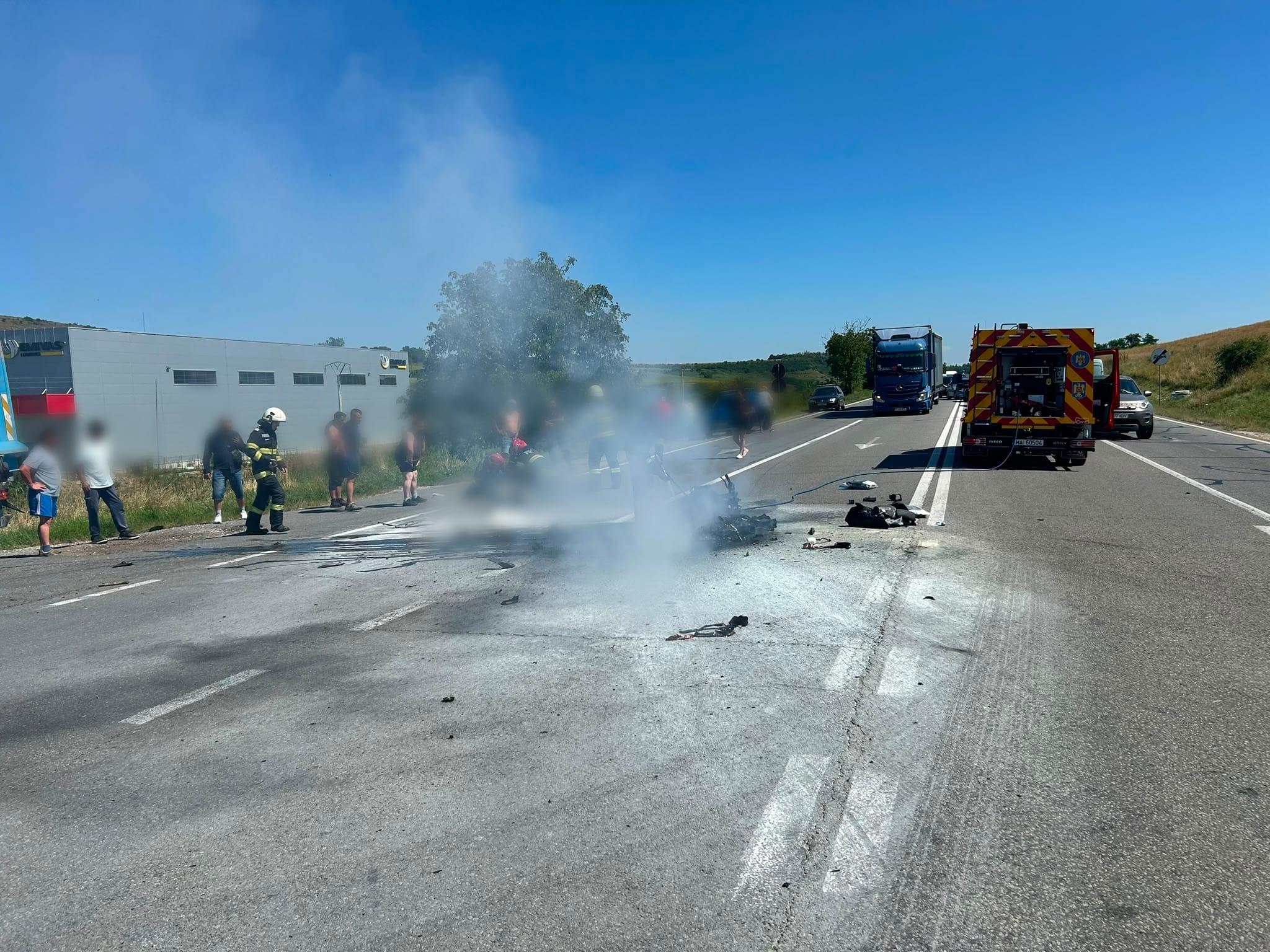 Un motociclist din Cluj a murit, după ce a luat foc în urma unui accident. Un TIR l-a izbit în plin