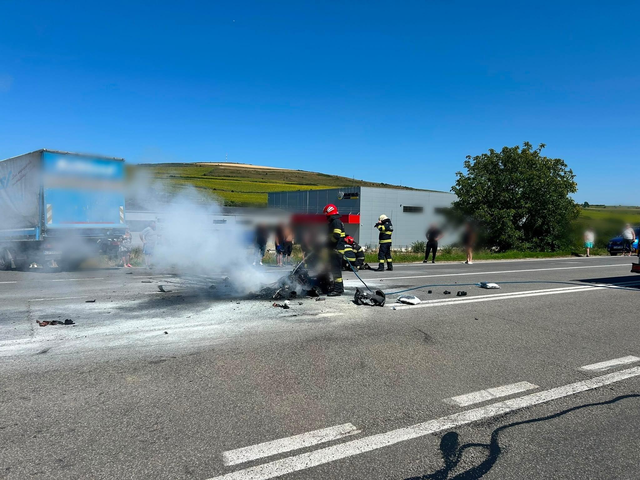 Un motociclist din Cluj a murit, după ce a luat foc în urma unui accident. Un TIR l-a izbit în plin