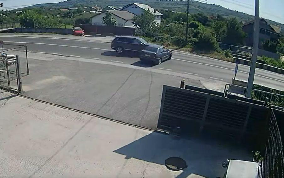 Momentul în care un șofer din Prahova iese din curte și este lovit în plin și aruncat de un alt autoturism