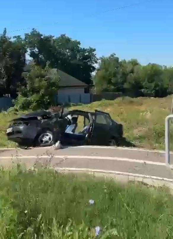 Momentul în care un șofer din Prahova iese din curte și este lovit în plin și aruncat de un alt autoturism