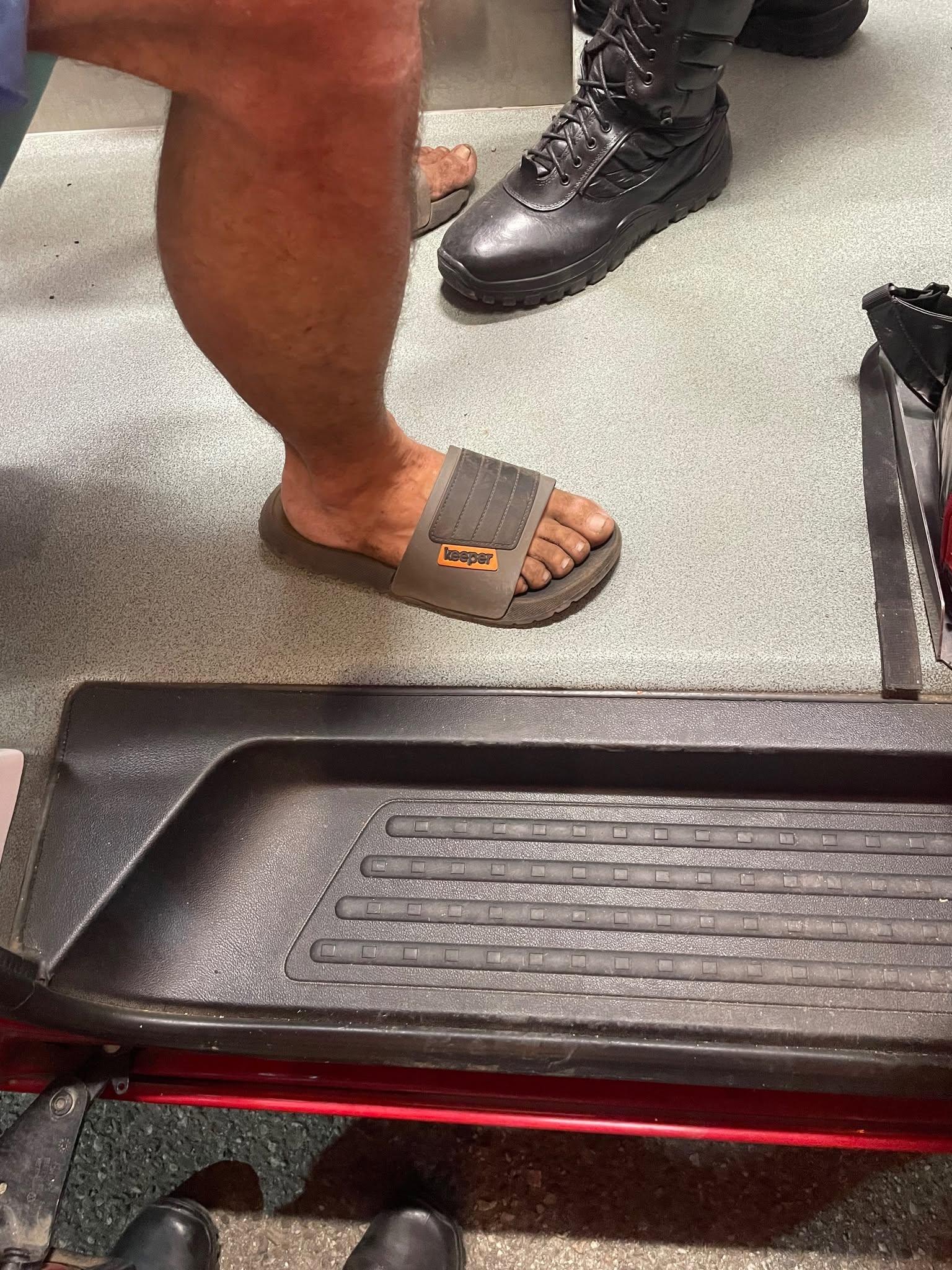 A rămas blocat pe stânci, după ce a urcat în Munții Banatului în șlapi și pantaloni scurți: "Lăsați-l acolo!"