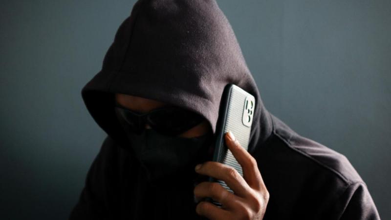 O nouă fraudă prin telefon face victime. Ce trebuie să faci dacă te sună un "poliţist"
