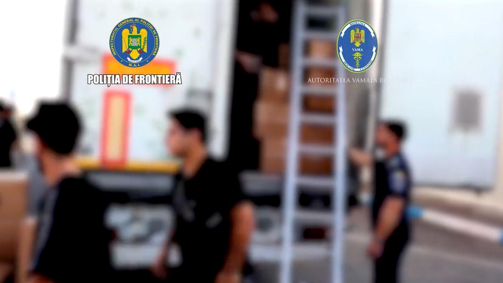 18 bărbați, găsiți ascunși printre mărfuri într-un TIR oprit la Calafat pentru control