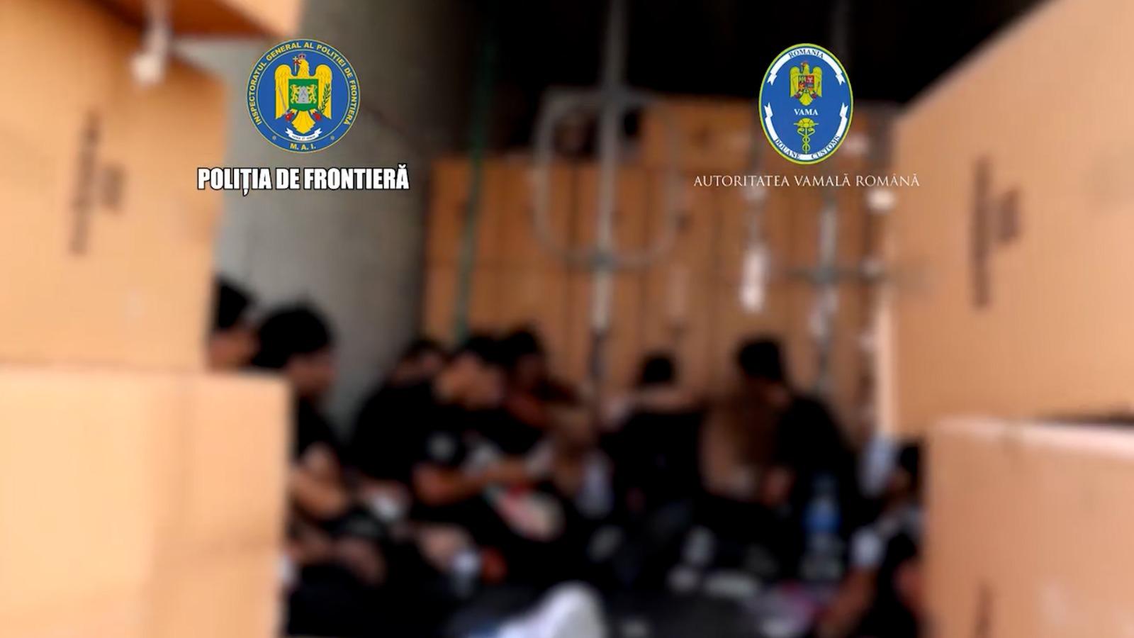 18 bărbați, găsiți ascunși printre mărfuri într-un TIR oprit la Calafat pentru control
