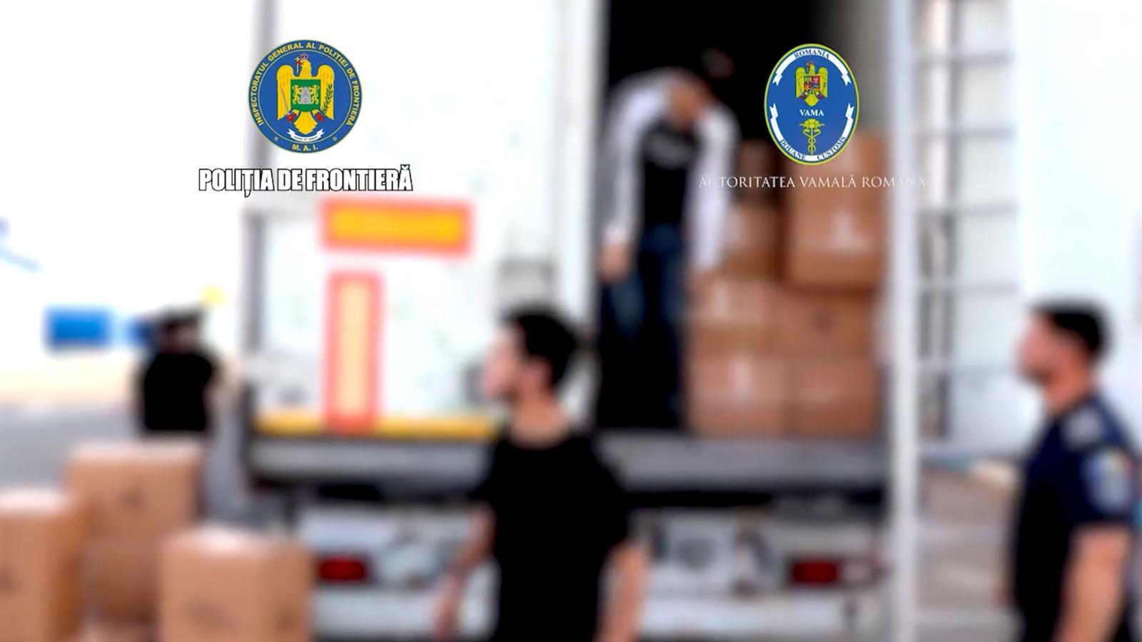 18 bărbați, găsiți ascunși printre mărfuri într-un TIR oprit la Calafat pentru control