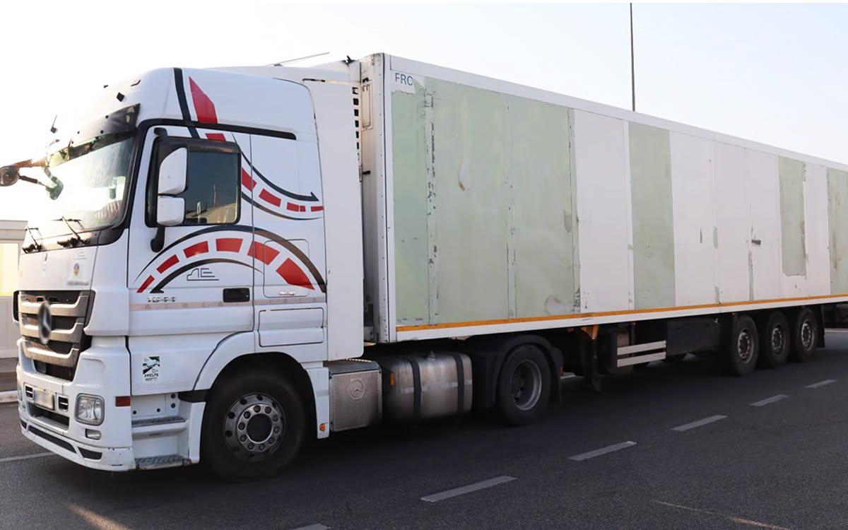 18 bărbați, găsiți ascunși printre mărfuri într-un TIR oprit la Calafat pentru control
