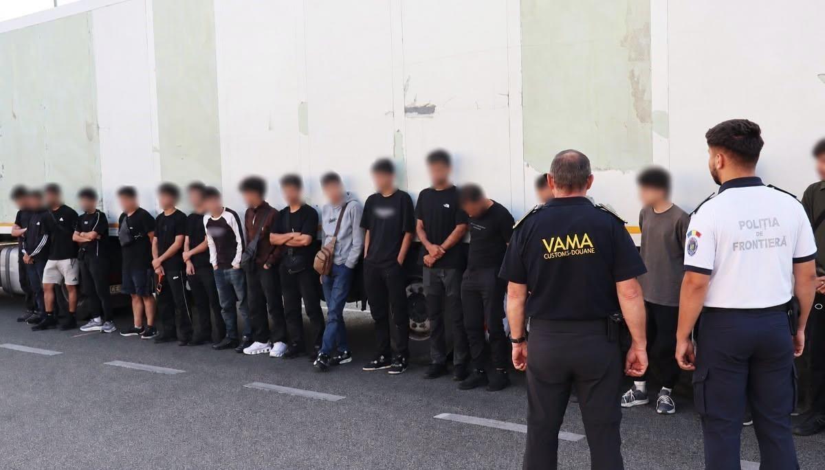 18 bărbați, găsiți ascunși printre mărfuri într-un TIR oprit la Calafat pentru control