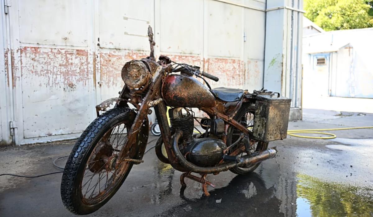 Motocicletă a Wehrmachtului, găsită aproape intactă în Dunăre după 80 de ani. Ce se ascundea sub ea