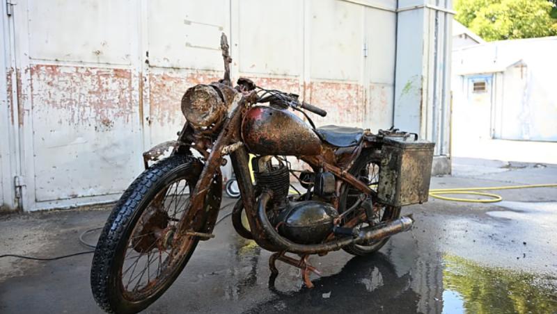 Motocicletă a Wehrmachtului, găsită aproape intactă în Dunăre după 80 de ani. Ce se ascundea sub ea