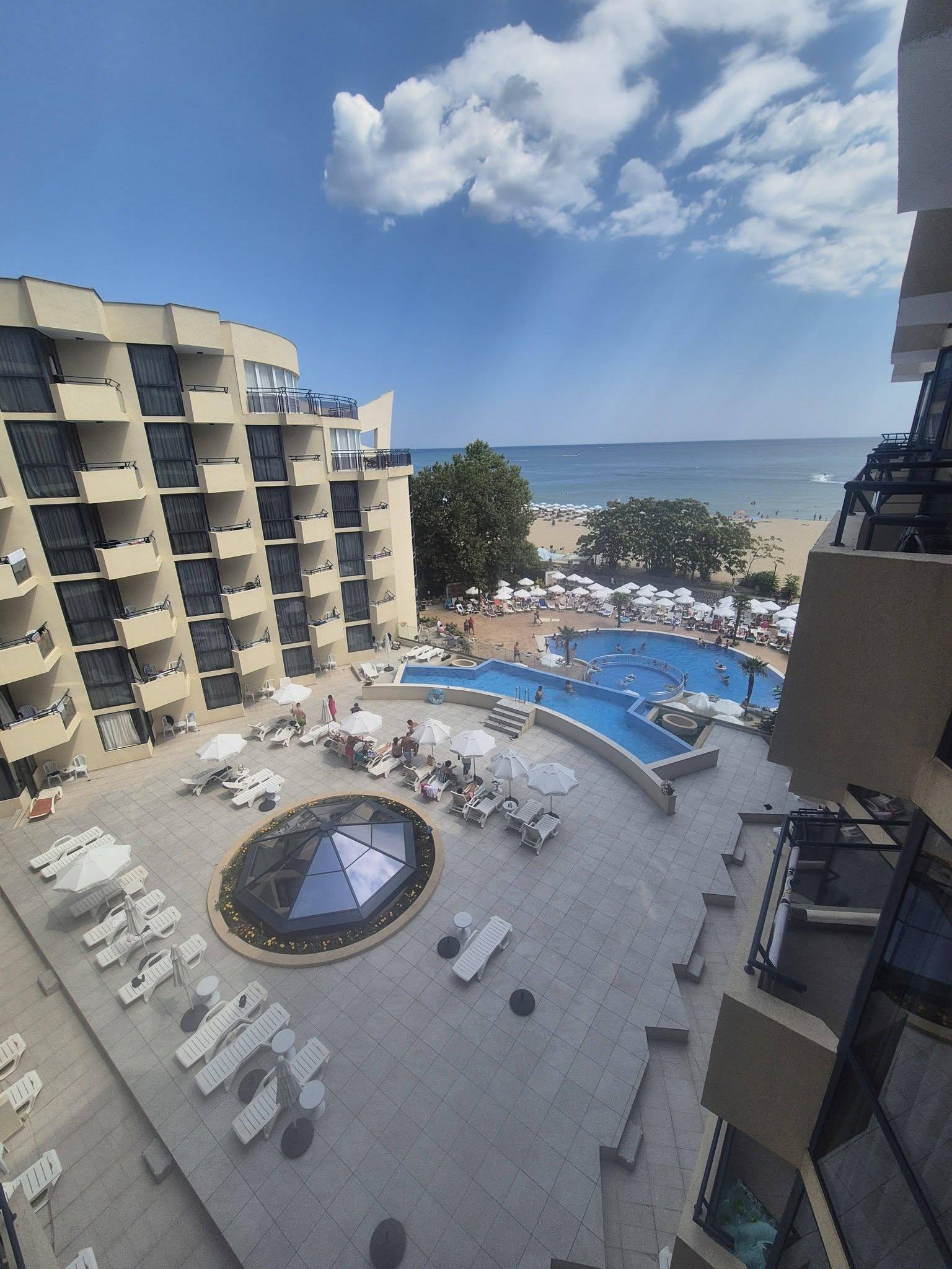 Români, revoltați că au dat 1.500 de euro la un hotel de patru stele în Bulgaria: "Am primit ventilatoare"