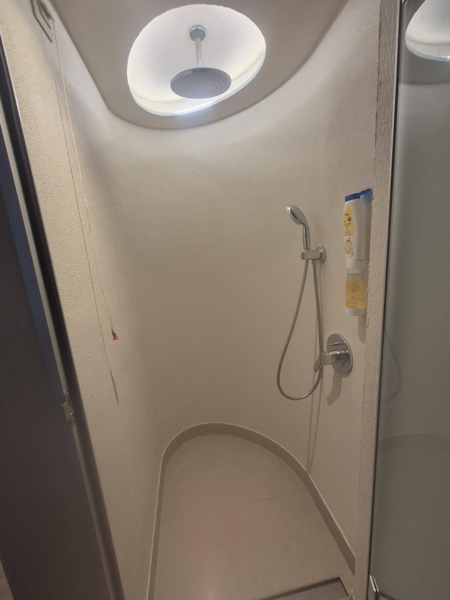 Români, revoltați că au dat 1.500 de euro la un hotel de patru stele în Bulgaria: "Am primit ventilatoare"