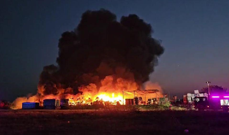 Incendiu uriaș la un depozit de uleiuri și mase plastice din Lumina. Fumul negru, vizibil de la zeci de metri