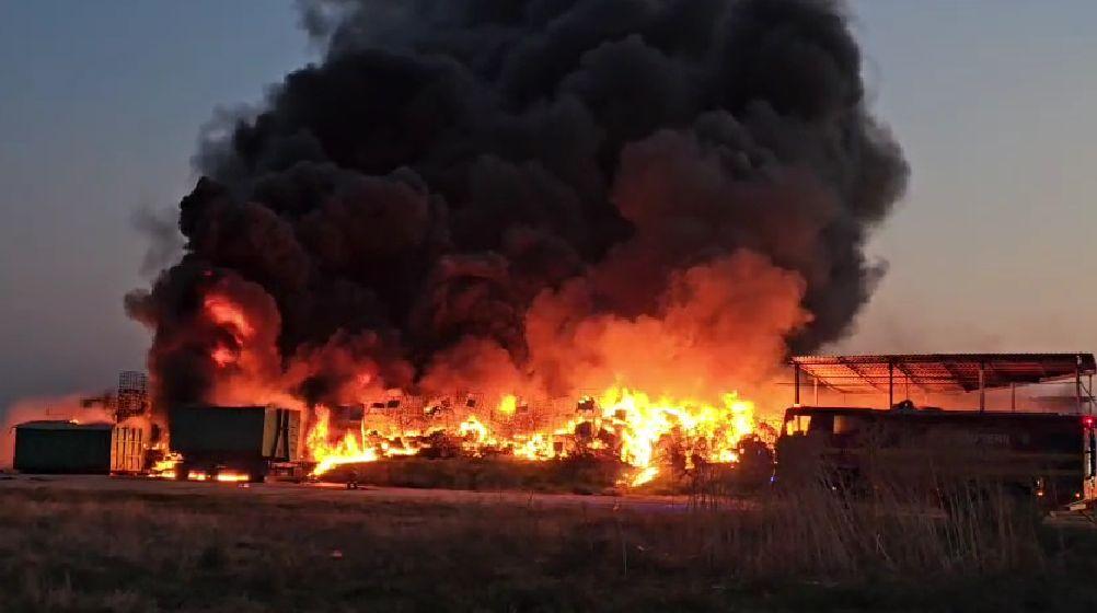 Incendiu uriaș la un depozit de uleiuri și mase plastice din Lumina. Fumul negru, vizibil de la zeci de metri