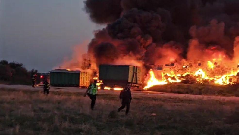 Incendiu uriaș la un depozit de uleiuri și mase plastice din Lumina. Fumul negru, vizibil de la zeci de metri