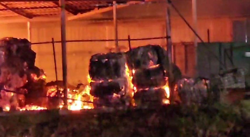 Incendiu uriaș la un depozit de uleiuri și mase plastice din Lumina. Fumul negru, vizibil de la zeci de metri