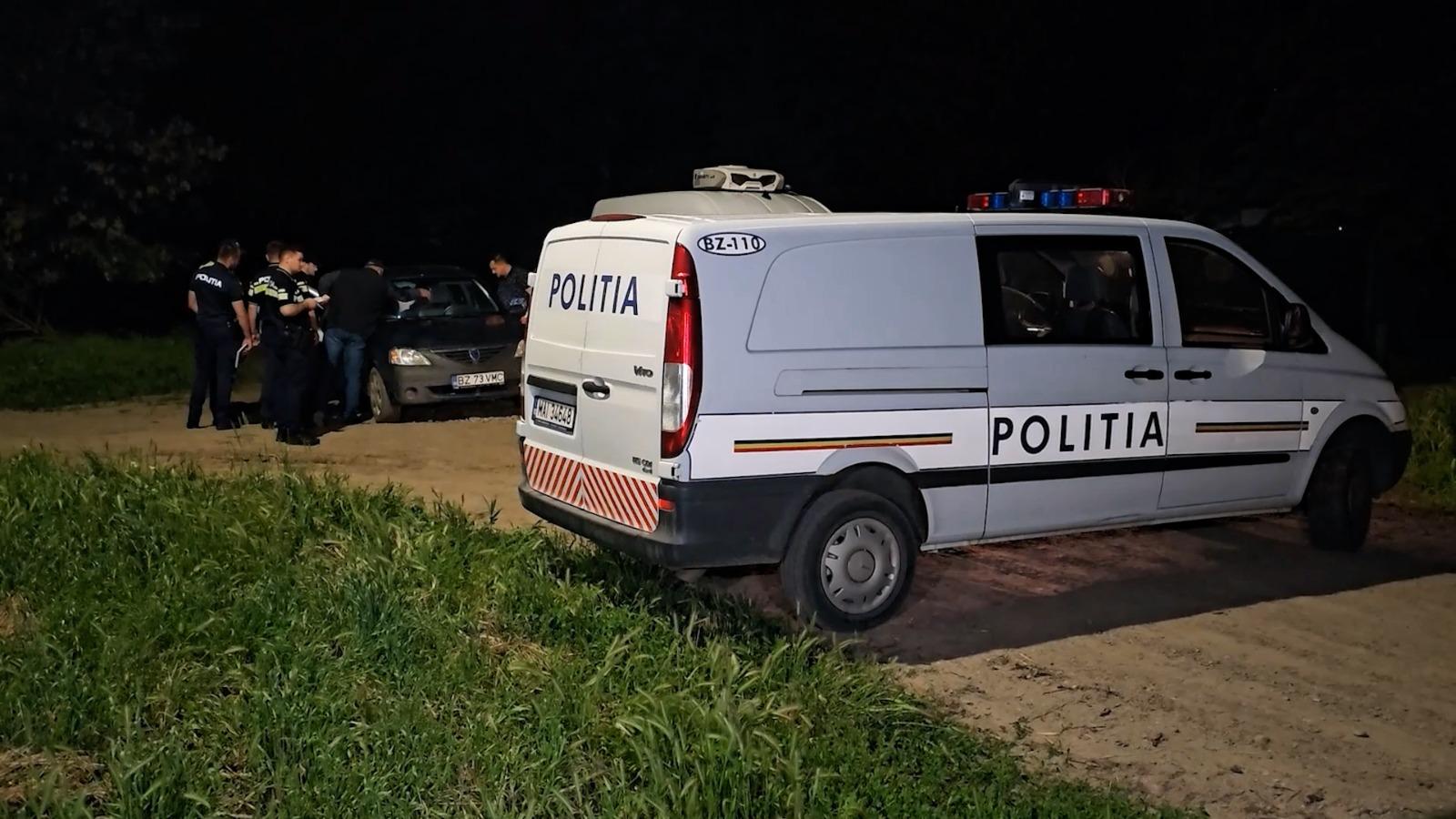 "Strigoii" bântuie de două nopți un sat din Buzău. Oamenii nu mai dorm de frică: "Se sperie și câinii"