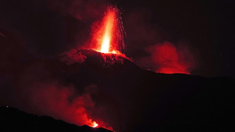 Erupţia vulcanului Etna a blocat zeci de mii de turişti: 1.000 de zboruri, anulate. Reacţia MAE