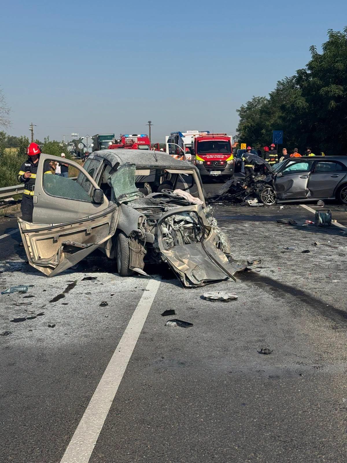 Un mort și șase răniți, după ce trei mașini s-au izbit pe un drum din Timiș