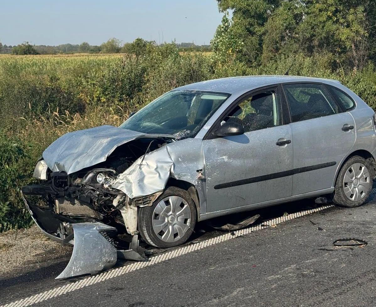 Un mort și șase răniți, după ce trei mașini s-au izbit pe un drum din Timiș