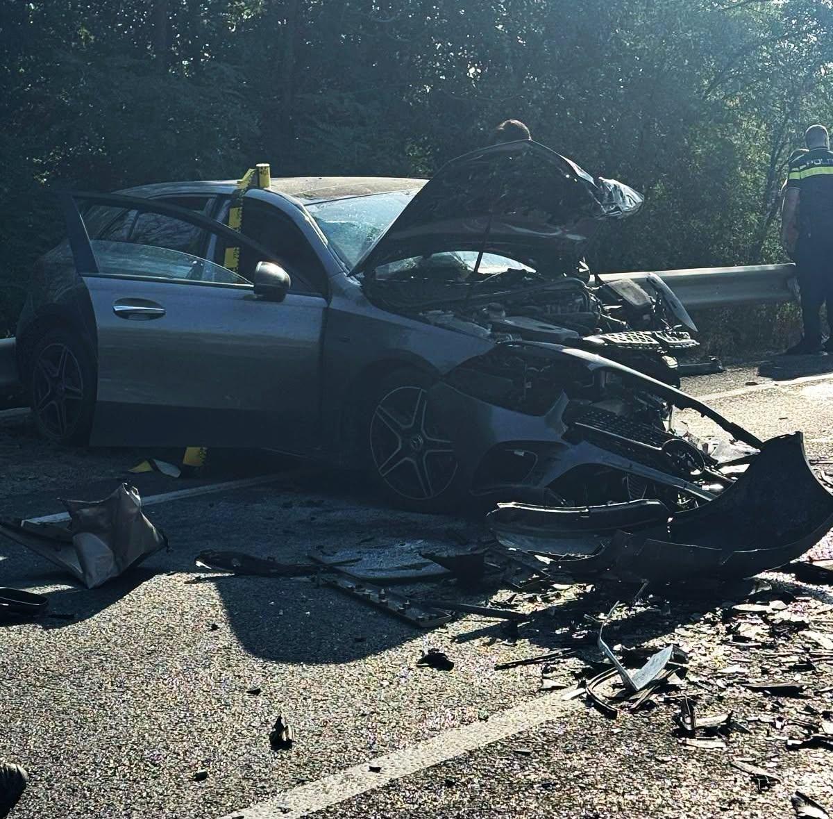 Un mort și șase răniți, după ce trei mașini s-au izbit pe un drum din Timiș