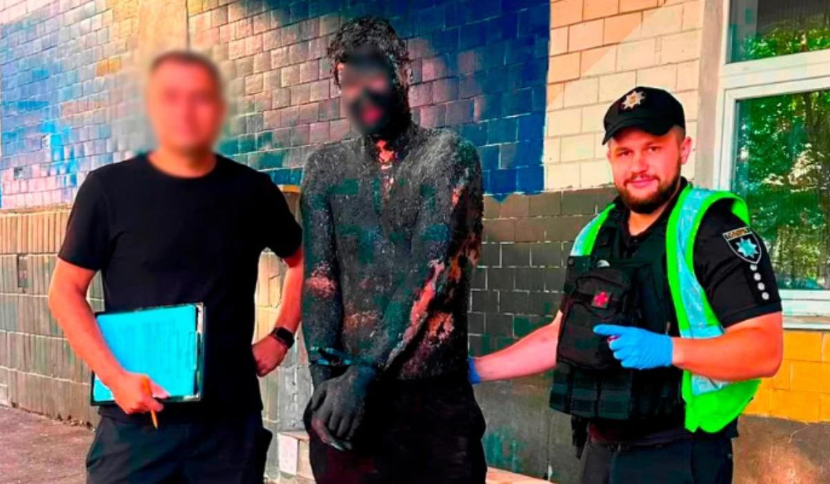 Un ucrainean s-a uns cu smoală ca să spargă un magazin. După arest, polițiștii s-au chinuit 5 ore să-l spele