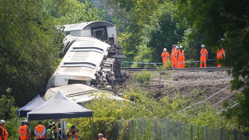 Bilanţul trenului deraiat în UK: 20 de răniţi, dintre care doi grav. Cauzele accidentului râmân recunoscute