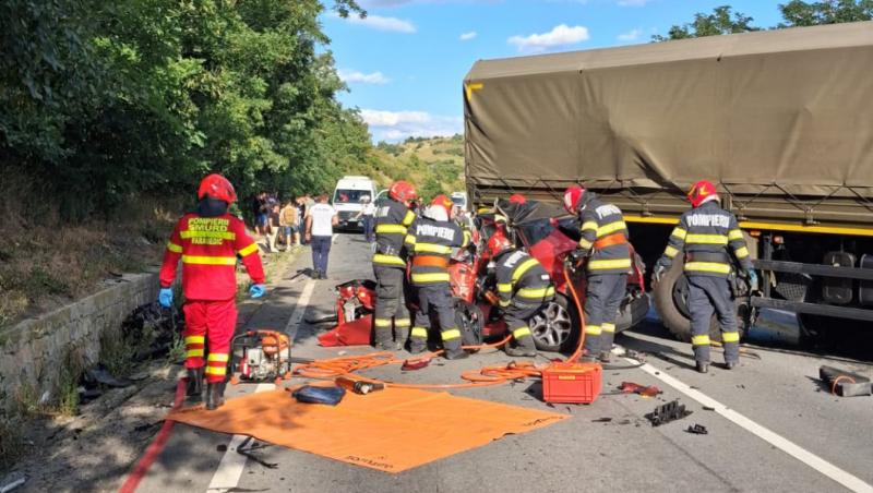 3 morți și 4 răniți după un accident în Mureş în care au fost implicate trei mașini şi un camion militar