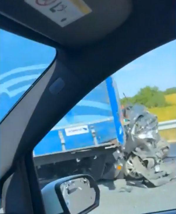 Accident înfiorător lângă București: mașină prinsă ca într-o menghină între 2 camioane. Șoferul a murit pe loc