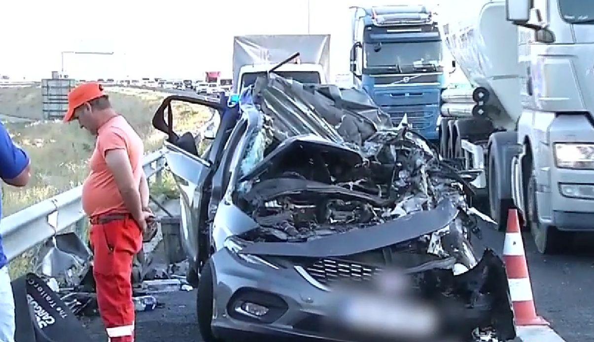Accident înfiorător lângă București: mașină prinsă ca într-o menghină între 2 camioane. Șoferul a murit pe loc