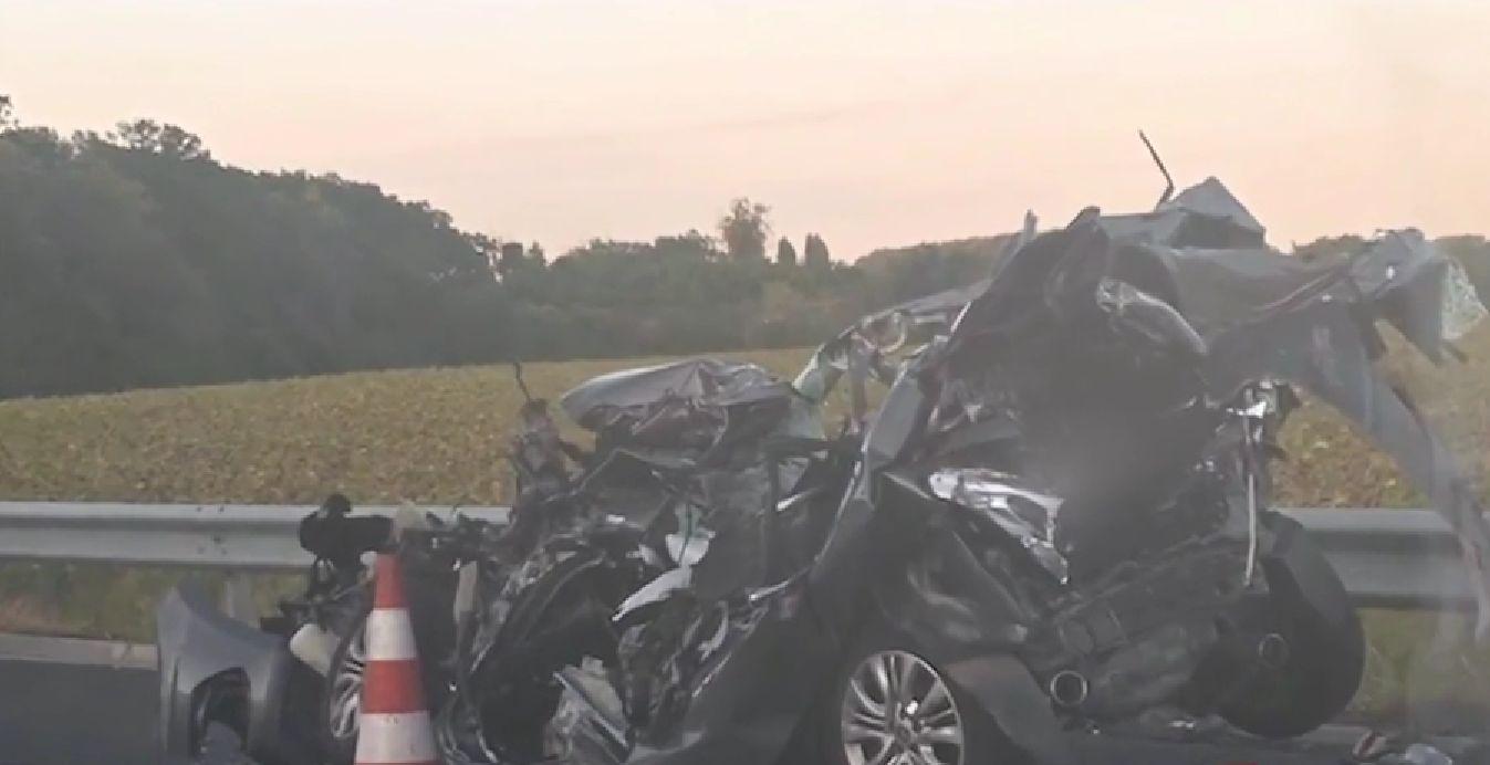 Accident înfiorător lângă București: mașină prinsă ca într-o menghină între 2 camioane. Șoferul a murit pe loc