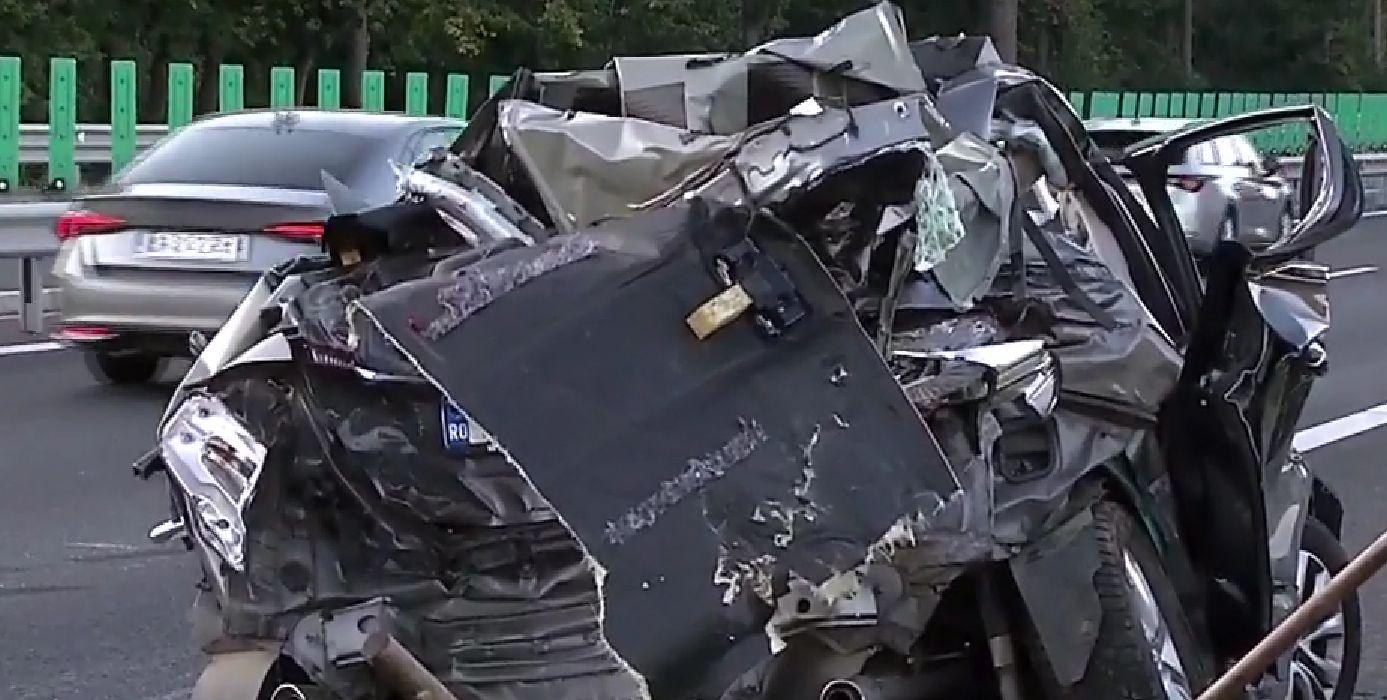 Accident înfiorător lângă București: mașină prinsă ca într-o menghină între 2 camioane. Șoferul a murit pe loc