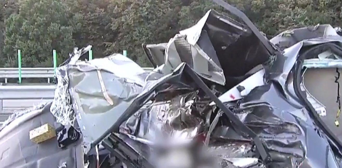 Accident înfiorător lângă București: mașină prinsă ca într-o menghină între 2 camioane. Șoferul a murit pe loc