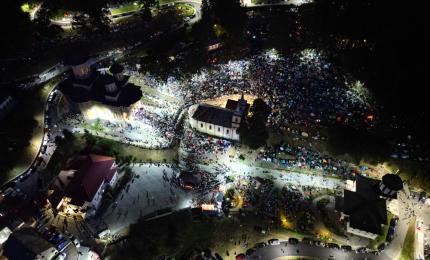 Pelerinii veniţi la Mănăstirea Nicula s-au rugat întreaga noapte la Icoana Fecioarei Maria