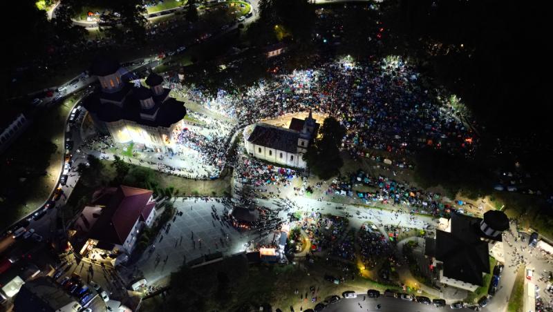 Pelerinii veniţi la Mănăstirea Nicula s-au rugat întreaga noapte la Icoana Fecioarei Maria
