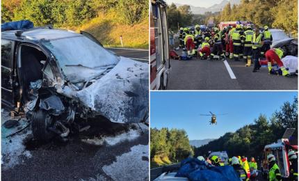 O familie cu 3 copii, captivă în mașina cuprinsă de flăcări după un accident. Oamenii au stat să privească