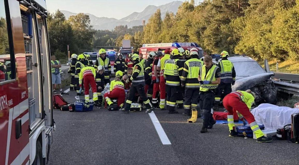 O familie cu 3 copii, captivă în mașina cuprinsă de flăcări după un accident. Oamenii au stat să priveacă